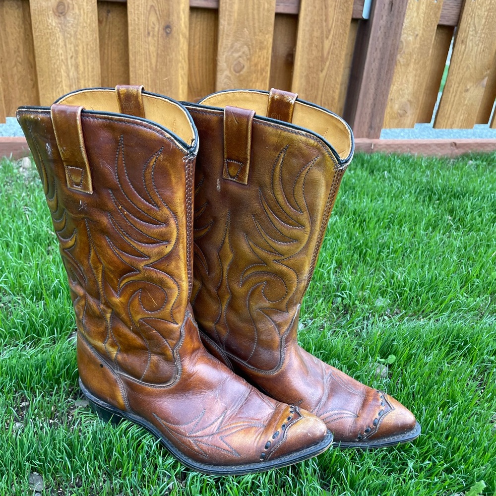 VINTAGE 70’s !!’ ACME Tan Leather Cowboy Boots. Made in USA 🇺🇸